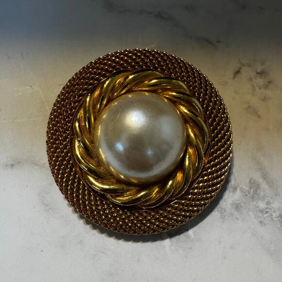 None and/or Unknown Jewelry - Vintage Round Faux Pearl Cabochon Scarf Clip